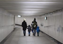 Семья в подземном пешеходном переходе в Москве