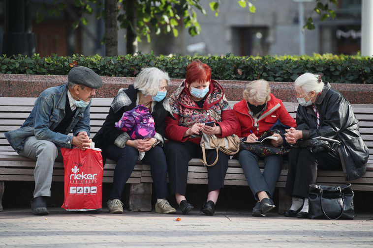 Пенсионеры со смартфоном