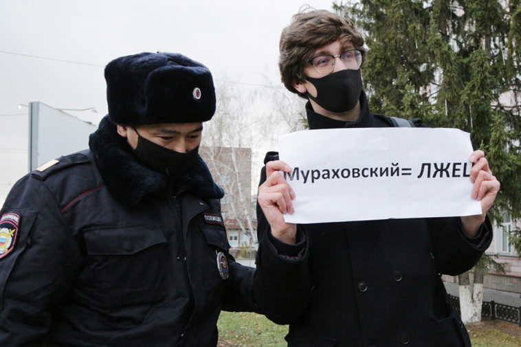 Одиночные пикеты против назначения Мураховского на должность министра здравоохранения Омской области