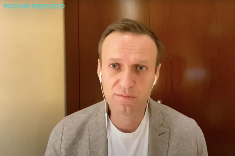 Политик Алексей Навальный в эфире «Навальный Live»