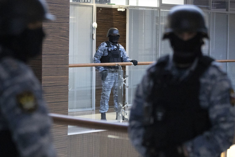Силовики во время обыска в офисе ФБК в ноябре 2020 года