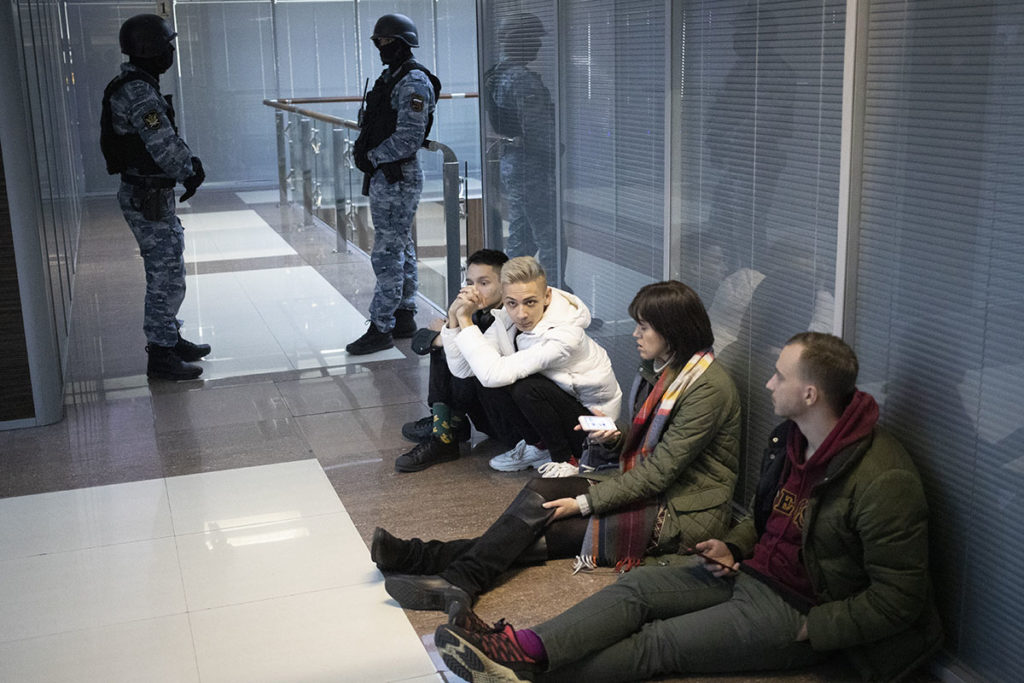 Силовики во время обыска в офисе ФБК в ноябре 2020 года