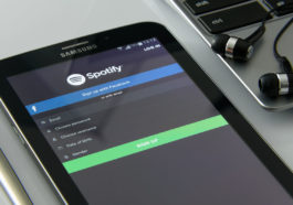 Прилодение Spotify на телефоне