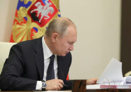 Владимир Путин подписал закон о введении административных штрафов до 150 тысяч рублей для госслужащих