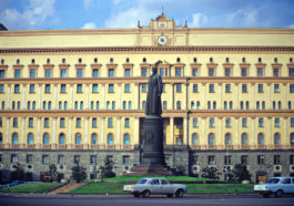 Памятник Феликсу Дзержинскому на Лубянской площади в Москве
