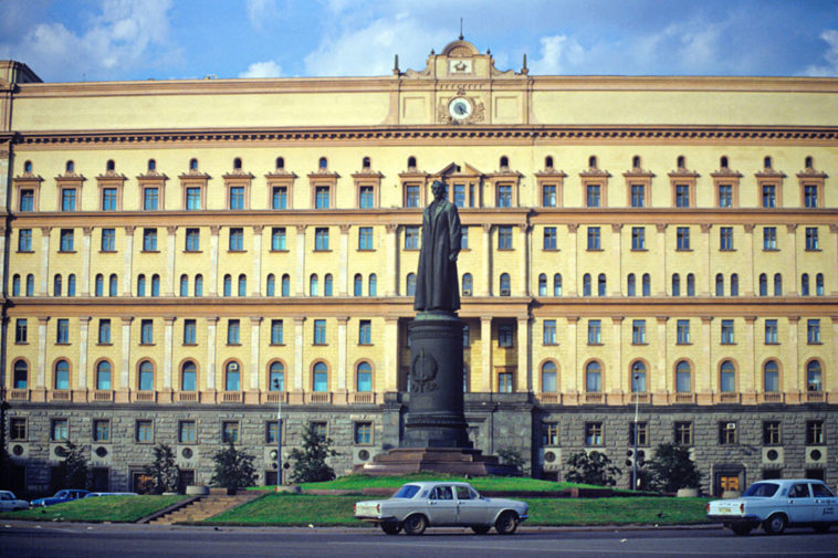 Памятник Феликсу Дзержинскому на Лубянской площади в Москве