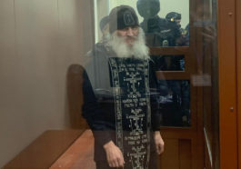 Доставленный в Басманный суд бывший схиигумен Сергий, подозреваемый в склонении людей к самоубийству