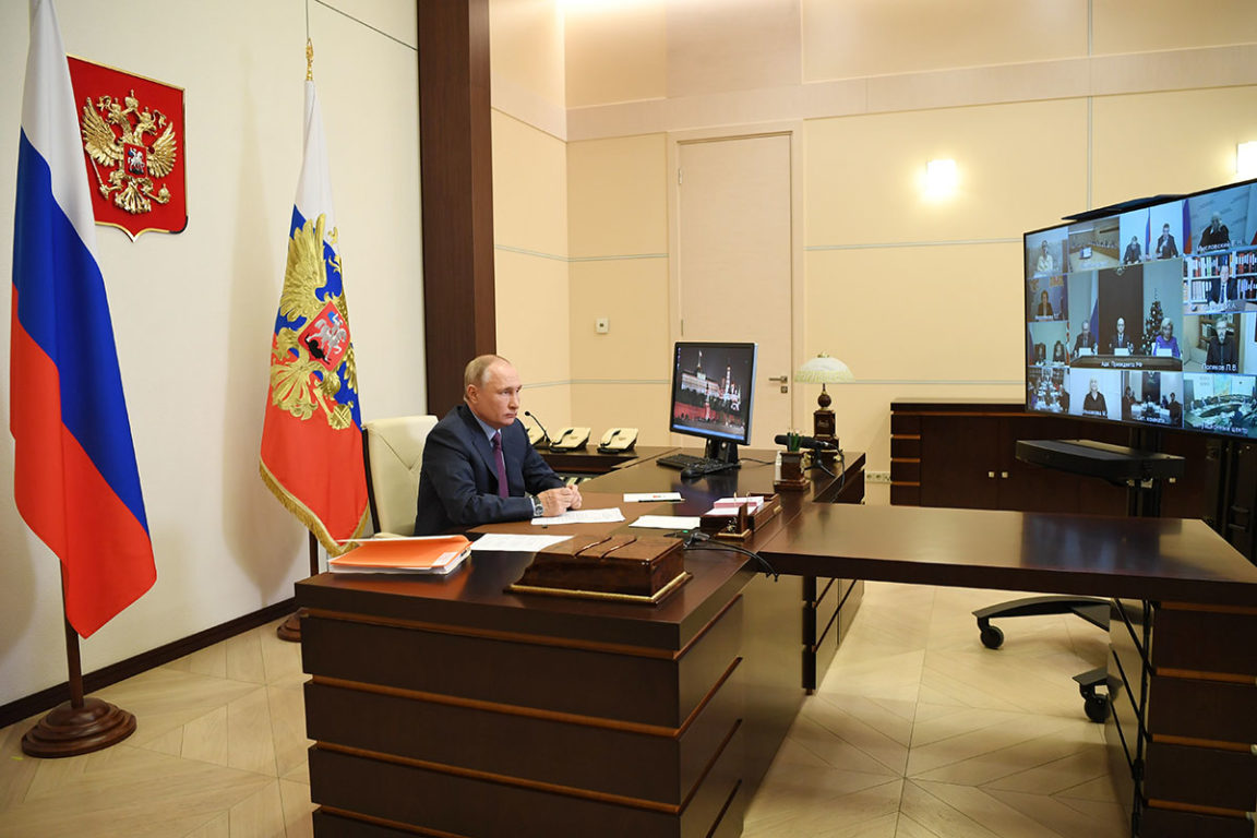 Владимир Путин в Ново-Огарево во время заседания Совета по развитию гражданского общества и правам человека в режиме видеоконференции