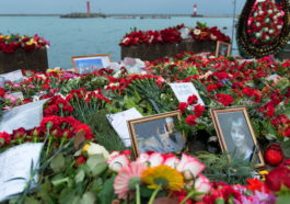 Цветы и свечи на набережной Сочи в память о погибших в авиакатастрофе Ту-154 Минобороны РФ в 2016 году