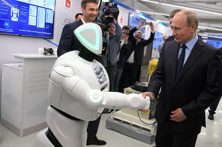Владимир Путин (справа) во время осмотра экспозиции предприятий малого и среднего бизнеса, работающих в сфере "цифровой экономики", в рамках посещения АО "ЭР-Телеком Холдинг"