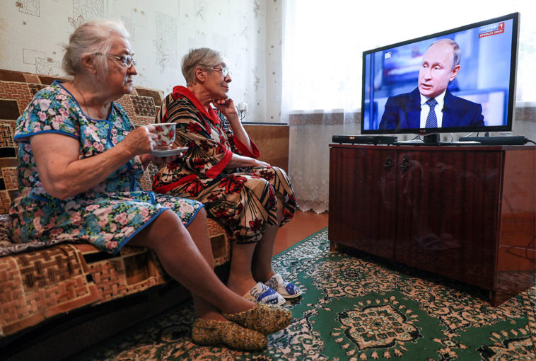 Россияне смотрят на Владимира Путина