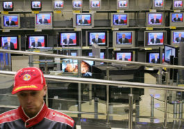 Трансляция обращения Владимира Путина на телевизоры в магазине