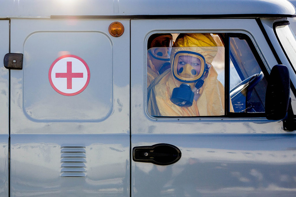 Сотрудница челябинской скорой помощи в защитном костюме для работы с больными коронавирусом