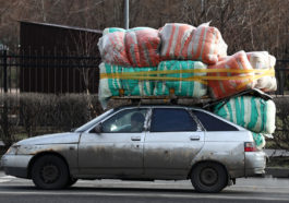 Москва. Автомобиль с грузом на крыше.