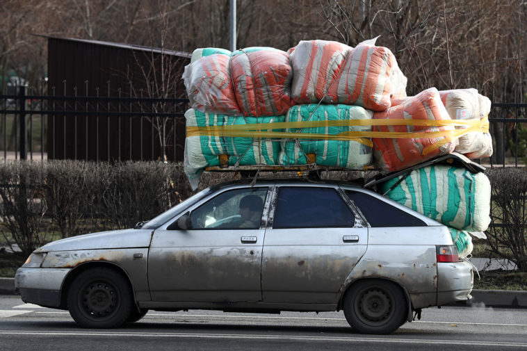 Москва. Автомобиль с грузом на крыше.