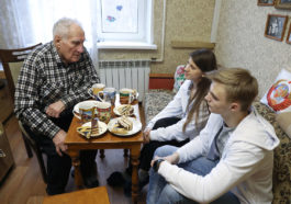 Подростки беседуют с пенсионером