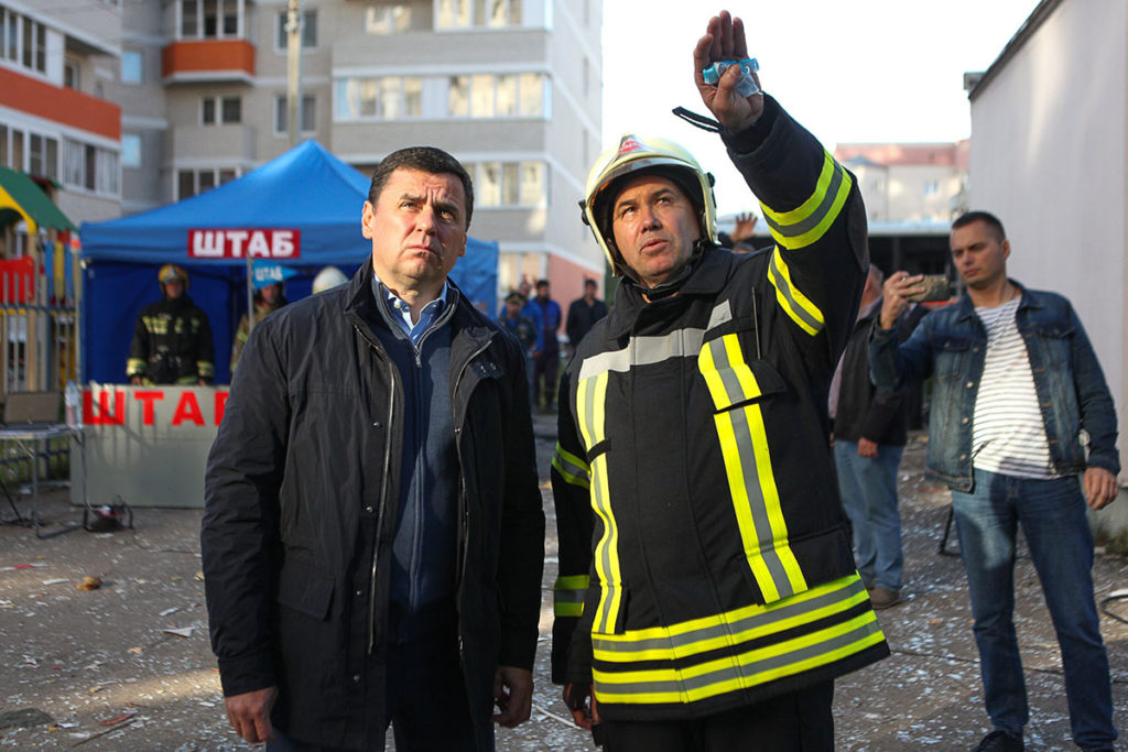 Губернатор Ярославской области Дмитрий Миронов (слева) на месте взрыва бытового газа в жилом многоквартирном доме по улице Батова в Ярославле в августе 2020 года