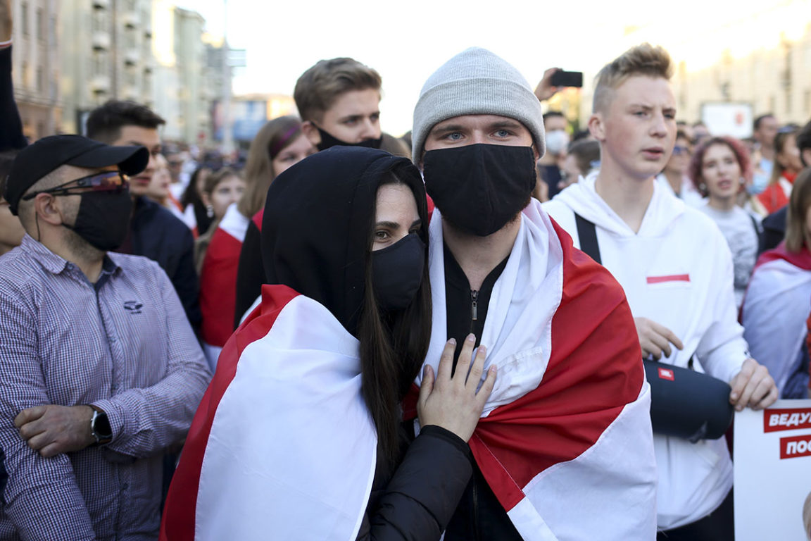 Протестующие в защитных масках на акции протеста в Минске