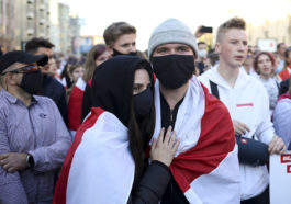 Протестующие в защитных масках на акции протеста в Минске