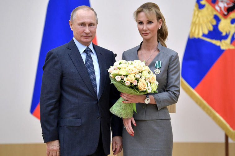 Владимир Путин награждает Аллу Лалетину орденом Дружбы в 2017 году