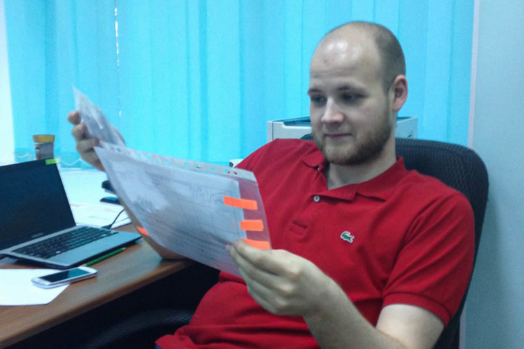 Юриста ФБК Владлена Лося задержали после отбытия ареста. Он должен покинуть Россию до конца дня