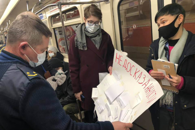 В Санкт-Петербурге задержали трех участниц арт-перфоманса в метро