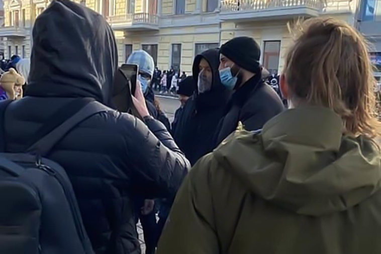 Юрий Дудь пришел на акцию в поддержку Навального во Владивостоке