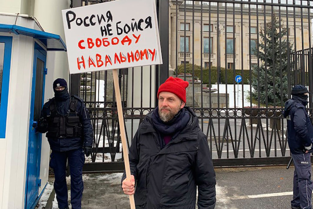 Иван Вырыпаев стоит с плакатом