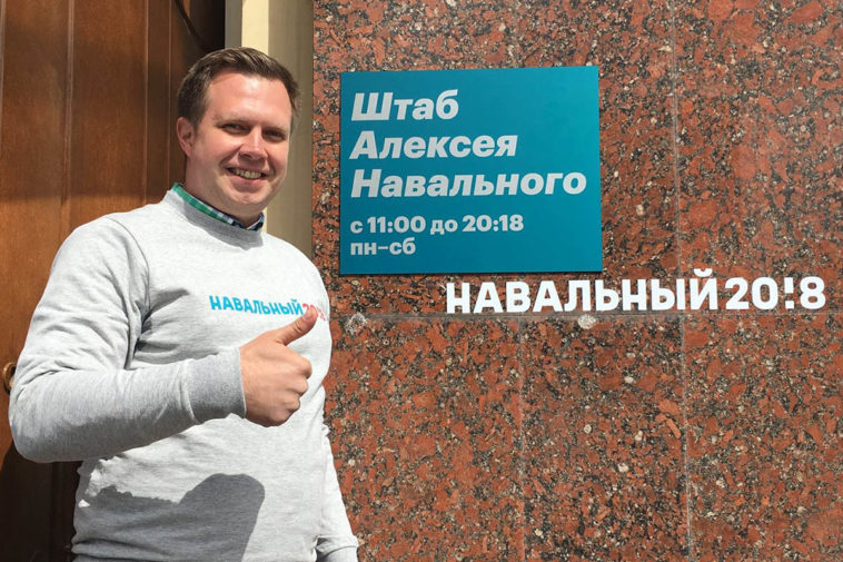 Николай Ляскин на фоне таблички штаб Навального