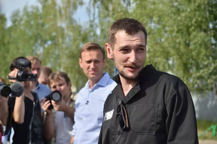 Алексей и Олег Навальные перед журналистами