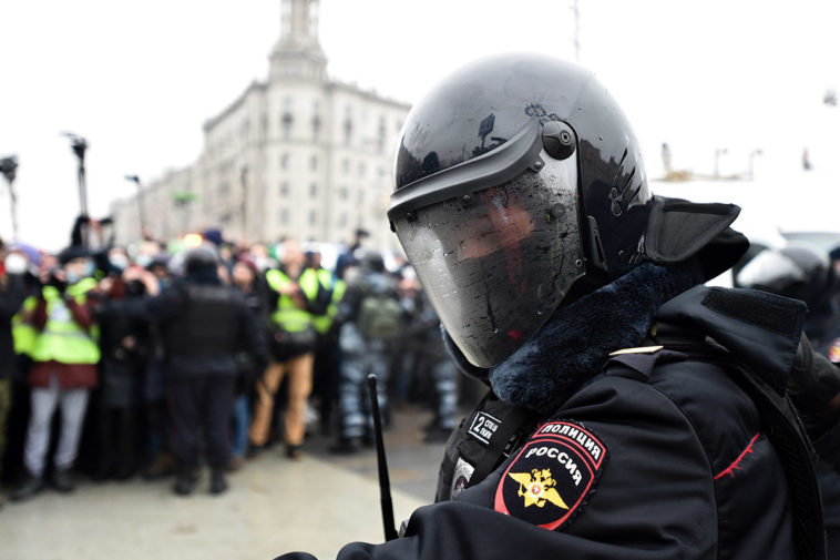 Полицейский на фоне митинга на Пушкинской площади