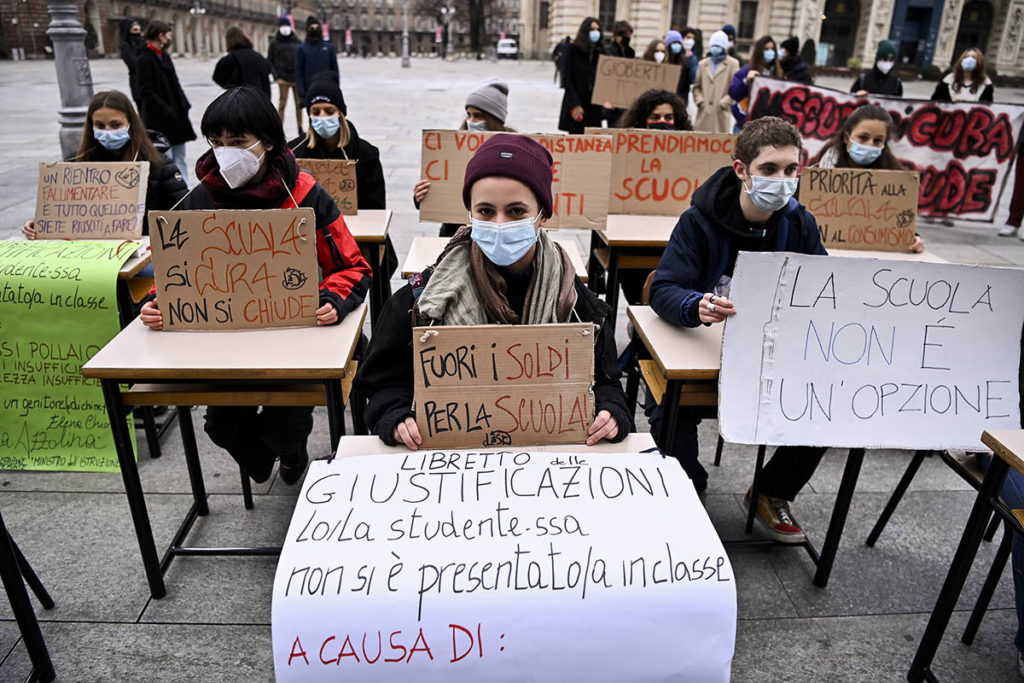 Старшеклассники протестуют против закрытия школ и дистанционного обучения в Италии
