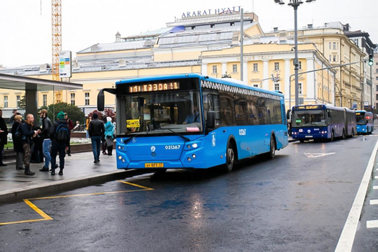 Автобус_маршрута_м10_в_Москве