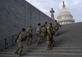 Члены национальной гвардии поднимаются по лестнице Капитолия перед началом репетиции инаугурации избранного президента Джо Байдена