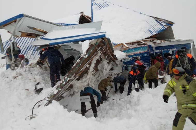 Снежная лавина сошла на горнолыжную трассу в районе Домбая в Карачаево-Черкесии