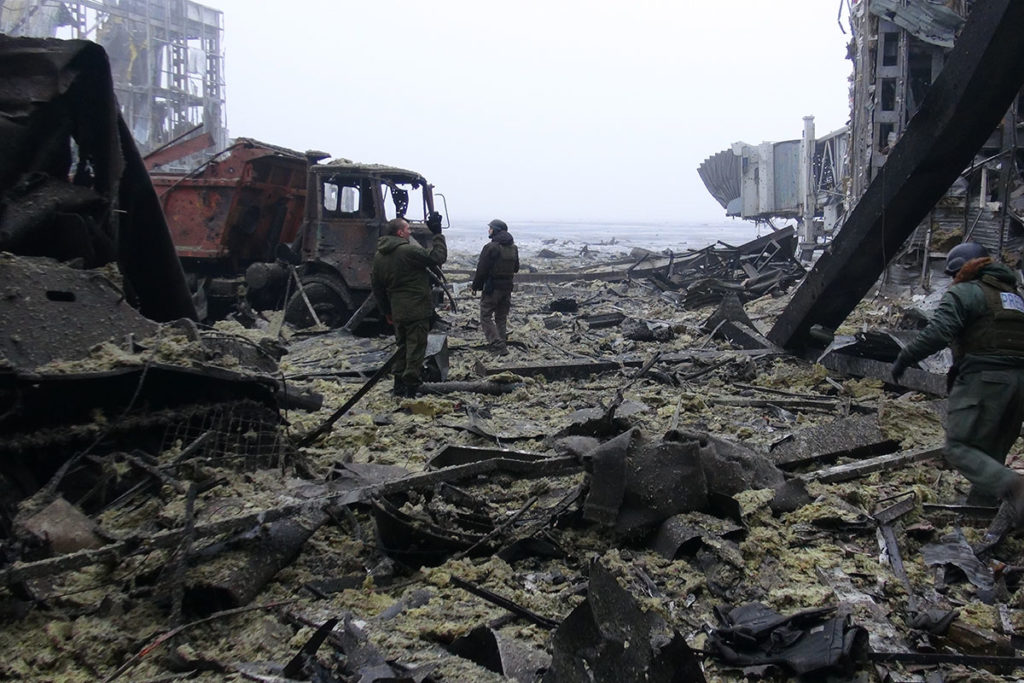 Ополченцы ДНР осматривают завалы в разрушенном здании аэропорта Донецка