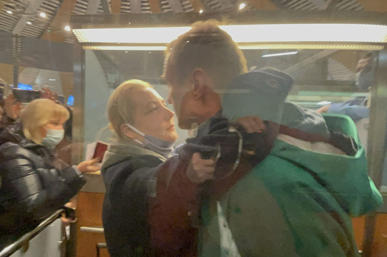 Юлия и Алексей Навальные перед прохождением паспортного контроле в Шереметьево