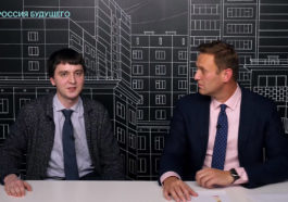 Юрист ФБК Алексей Молокоедов и Алексей Навальный (слева направо) разговаривают