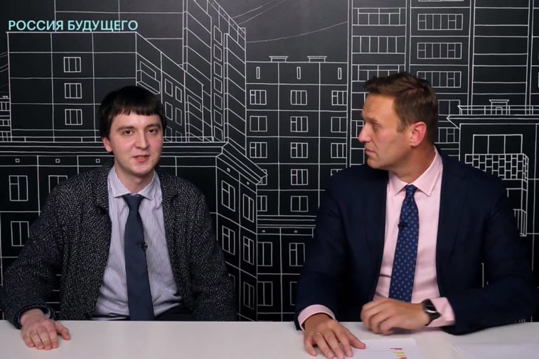 Юрист ФБК Алексей Молокоедов и Алексей Навальный (слева направо) разговаривают