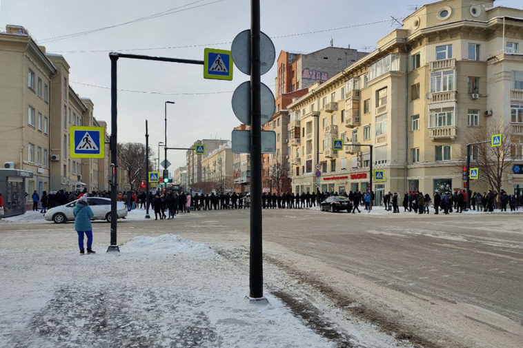 В Красноярске задержали протестующего, бросившего бутылку в полицейского на акции 23 января