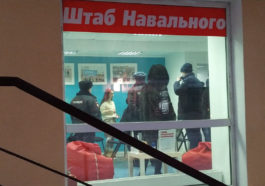 Полиция и сотрудники штаба Навального в окне штаба Навального в Омске