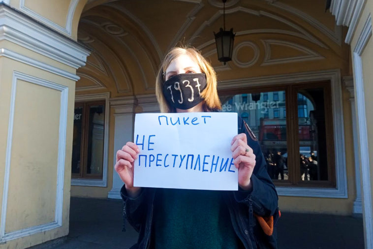 Активистка движения "Весна" Екатерина Бушкова стоит с плакатом