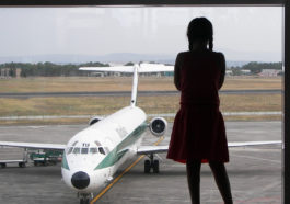 Женщина стоит перед самолетом