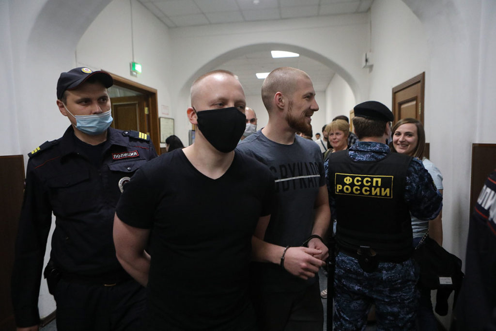 Рассмотрение ходатайства о продлении ареста экс-полицейским по «делу Голунова» в Басманном суде