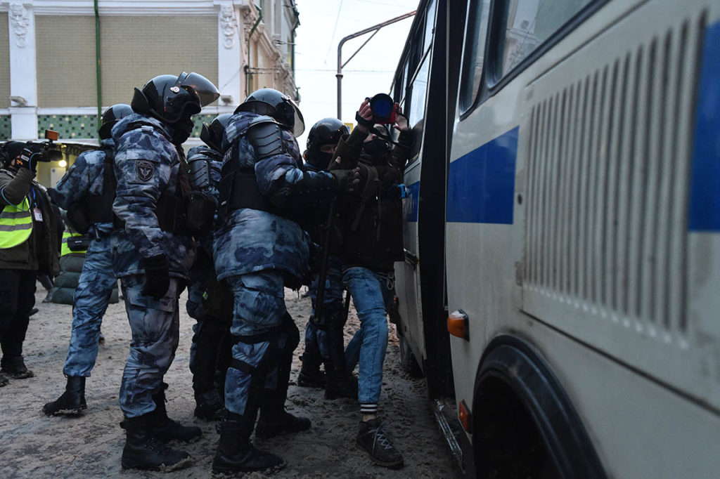 Как росгвардейцы задерживали протестующих в Москве, а их становилось все больше. Репортаж «МБХ медиа»