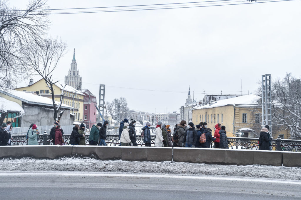 Москва. Группа протестующих идет в сторону СИЗО «Матросская тишина». Фото: Юрий Белят / «МБХ медиа»