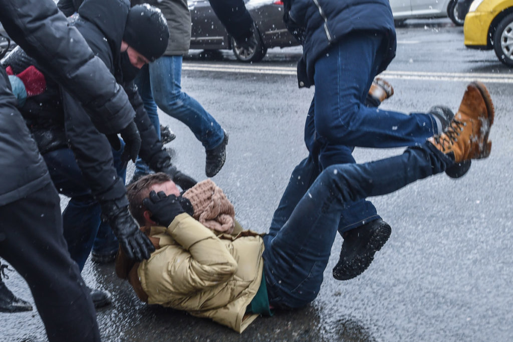 Москва. Неизвестные люди в штатском пытаются задержать участника митинга. Фото: Юрий Белят / «МБХ медиа»