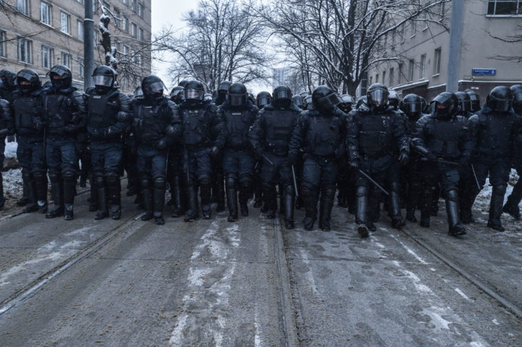 Полиция выдавливает протестующих от СИЗО «Матросская тишина»