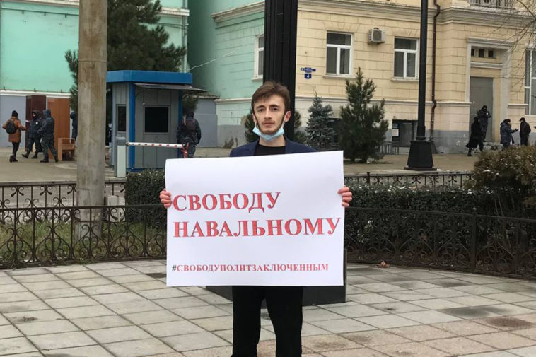 Одиночный пикет Кадира Исаева в поддержку Алексея Навального