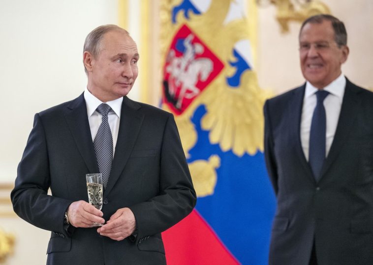 Владимир Путин и министр иностранных дел России Сергей Лавров